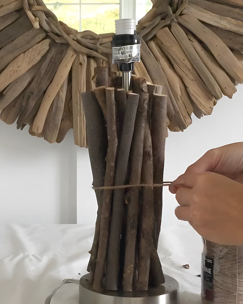 Baguettes de bois collées autour d'un pied de lampe
