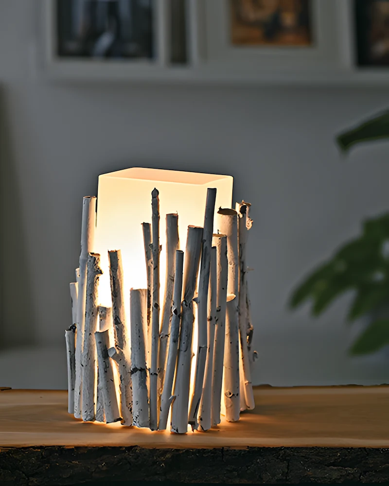 Lampe habillée de brindilles peintes et poncées