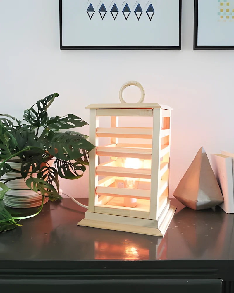 Lanterne lumineuse en tasseaux de bois clair