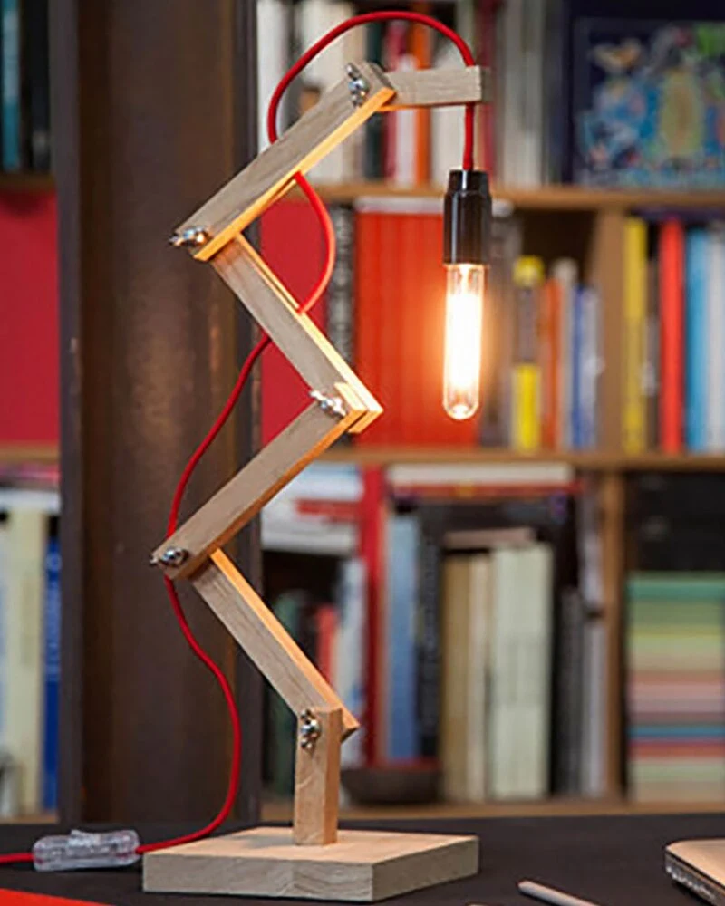 Lampe de bureau zigzag en tasseaux de bois