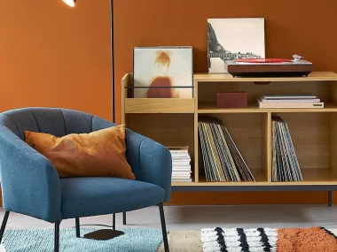 Meuble à vinyles en chêne et métal noir dans un salon coloré