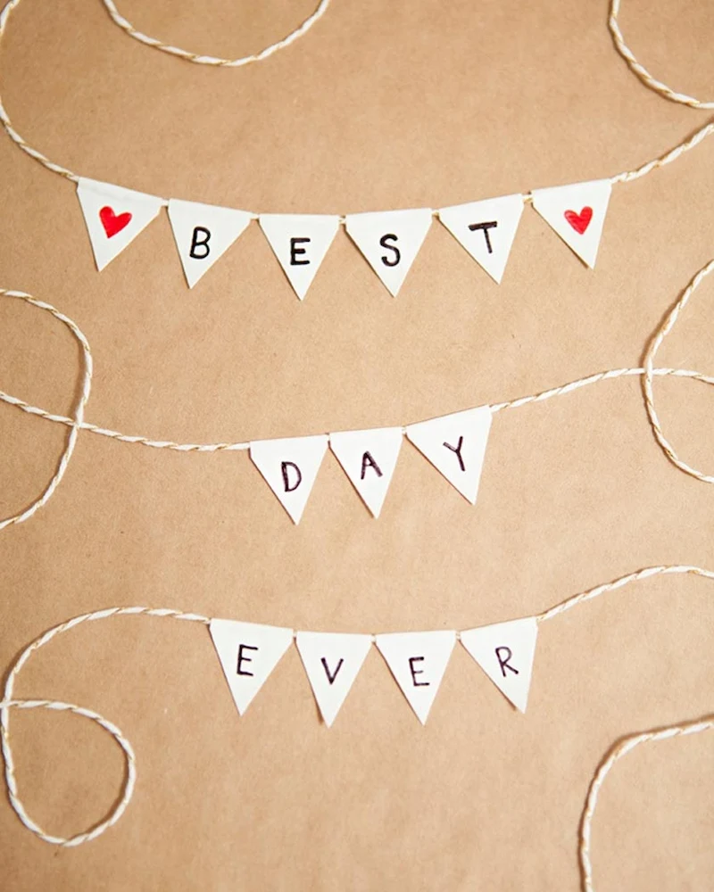 Mini banderole Best Day Ever en fanions blancs sur ficelle