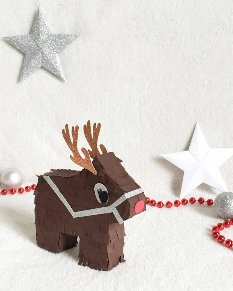 Mini piñata en forme de renne brun avec des bois