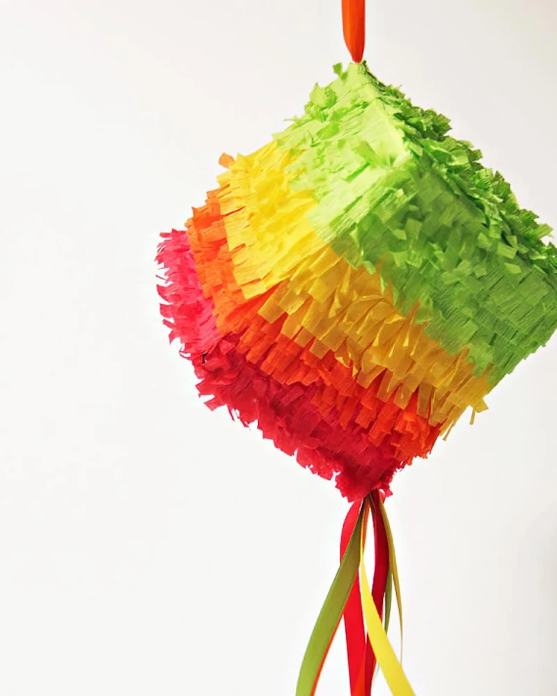 Mini piñata en franges de papier arc-en-ciel avec des rubans