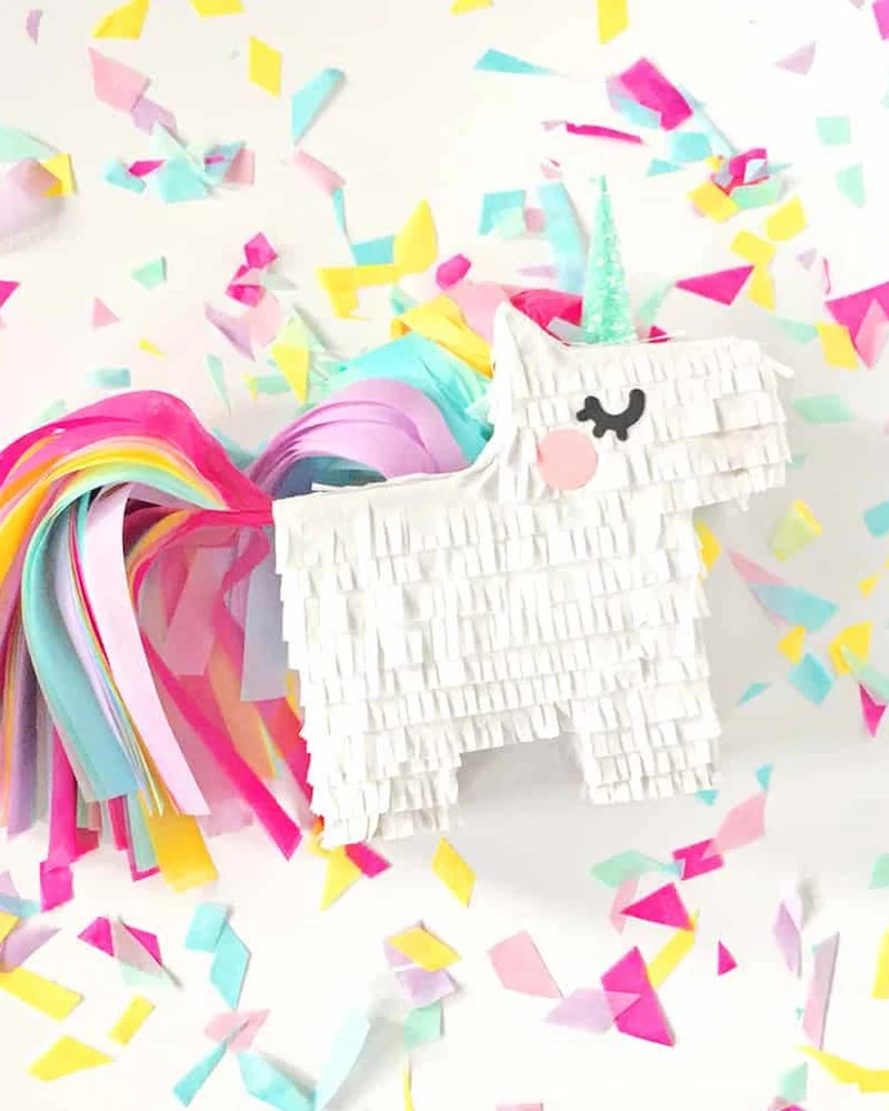 Mini piñata licorne blanche avec une crinière arc-en-ciel