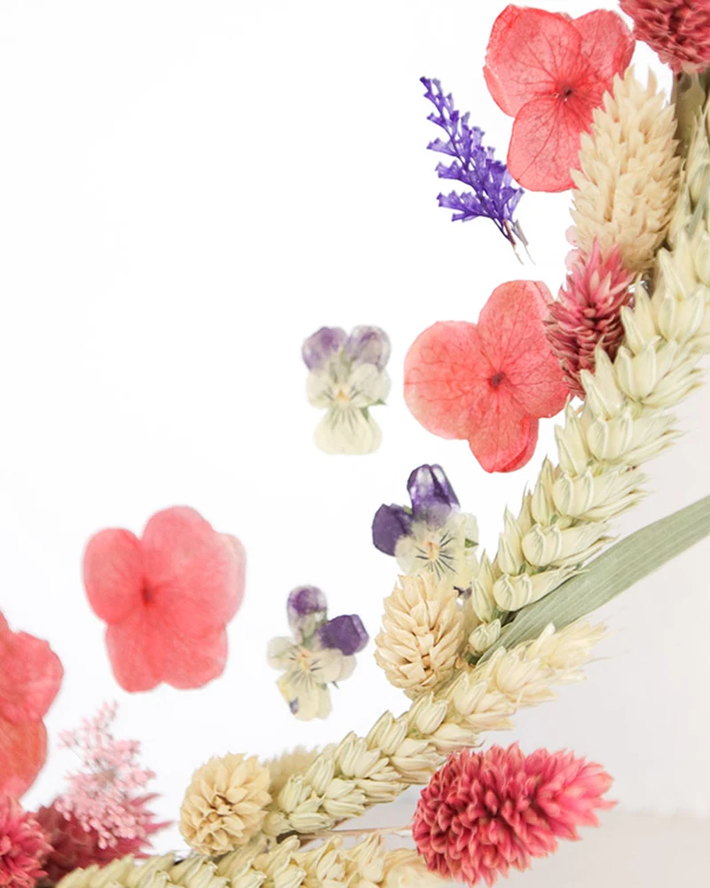 Miroir rond bordé de blé et de fleurs séchées