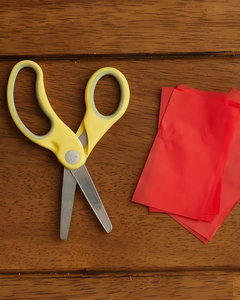 Papier de soie coloré et ciseaux pour fabriquer des pompons