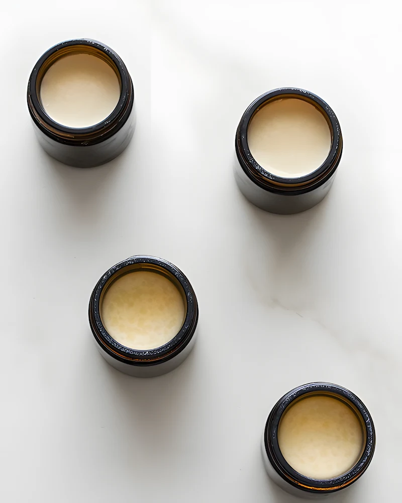Petits pots de déodorant aux plantes