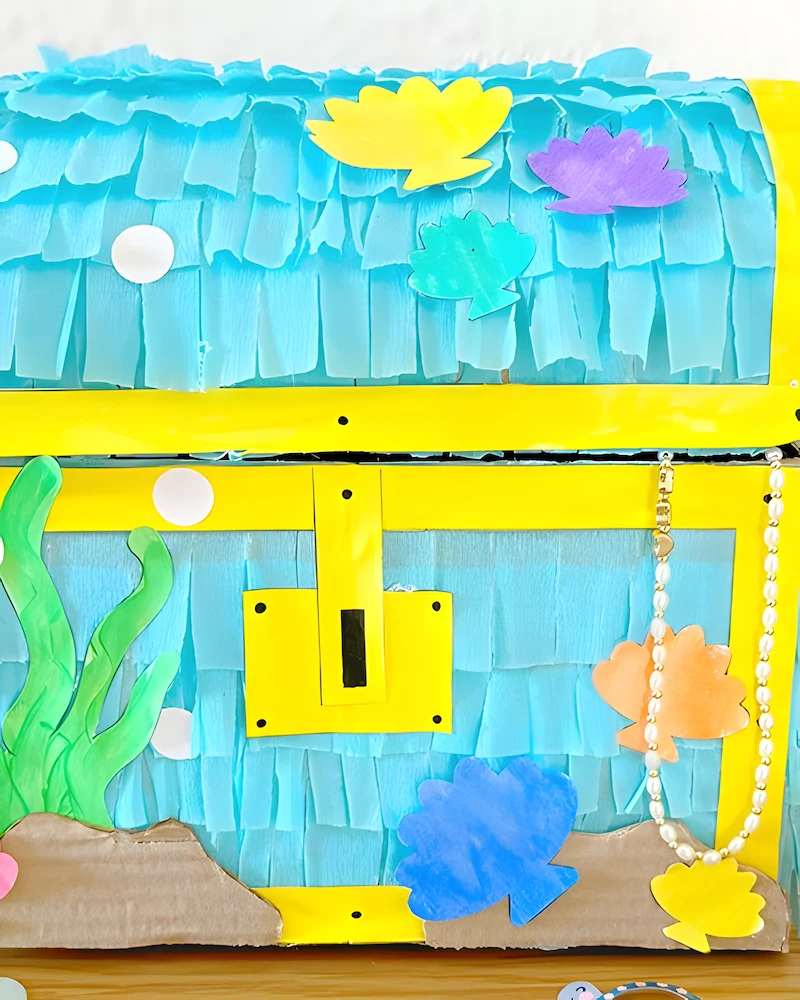 Piñata en forme de coffre au trésor colorée