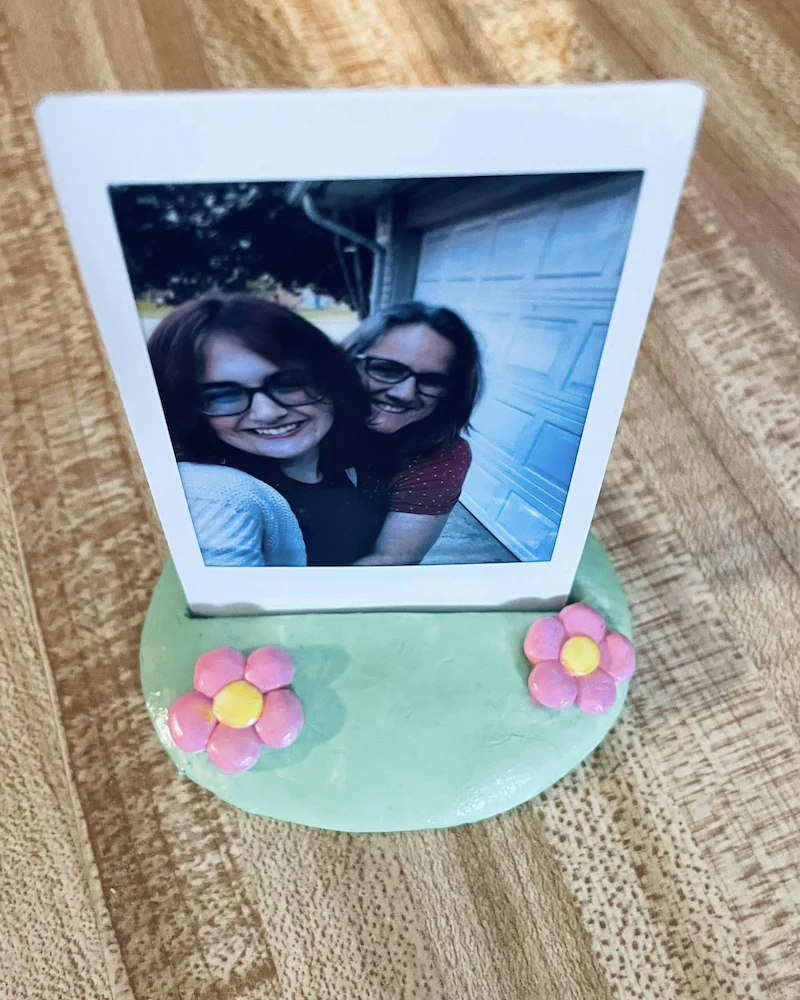 Porte-photo en argile vert avec fleurs roses