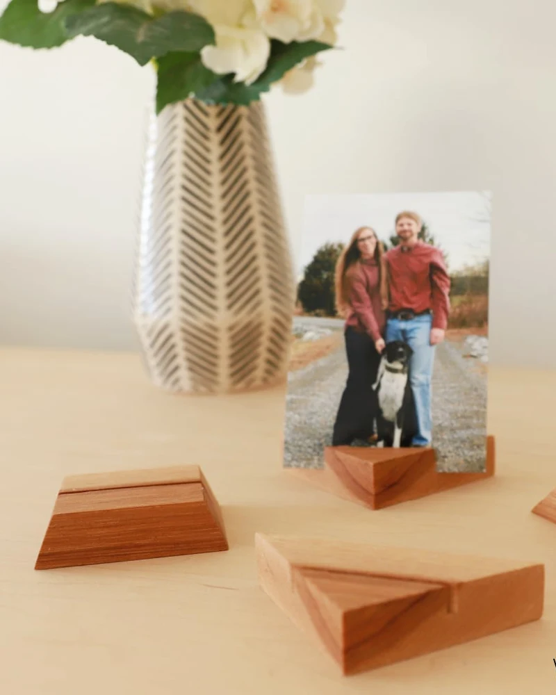 Porte-photos en blocs de bois triangulaires