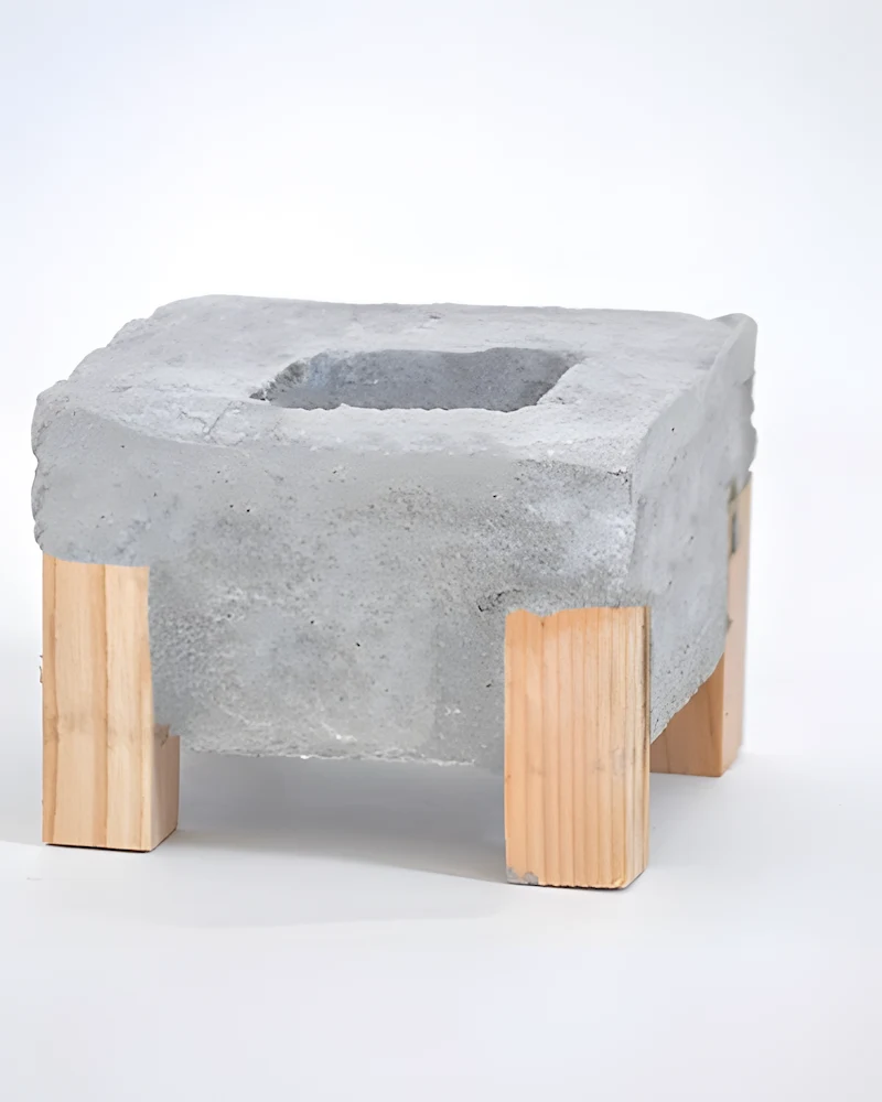 Pot carré en béton monté sur quatre pieds en bois