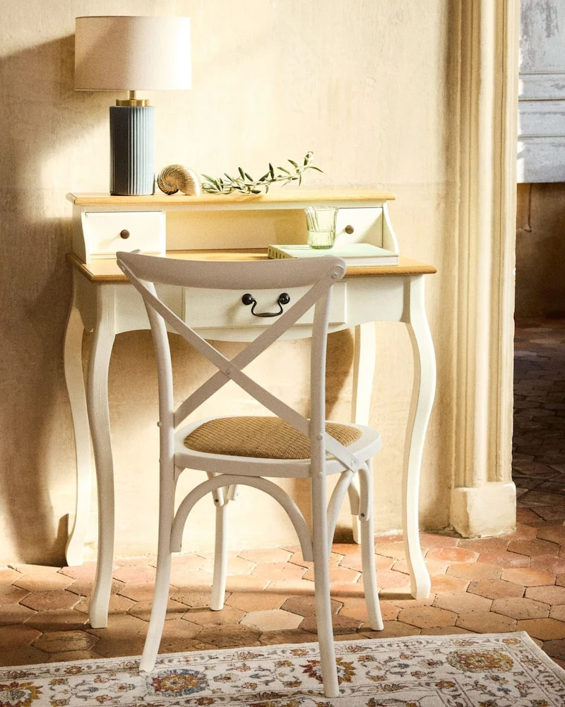 Bureau campagne galbé crème avec chaise bistrot blanche et lampe, dans une pièce ancienne