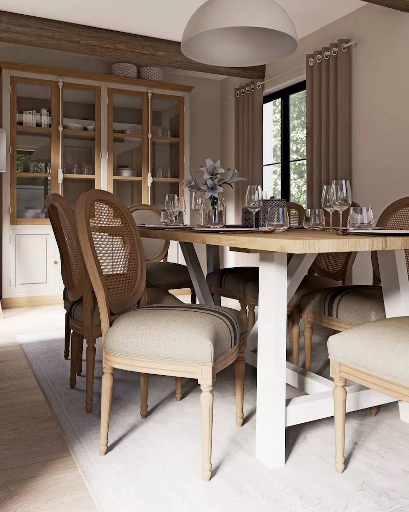 Salle à manger campagne avec grande table en bois, chaises médaillon et vaisselier