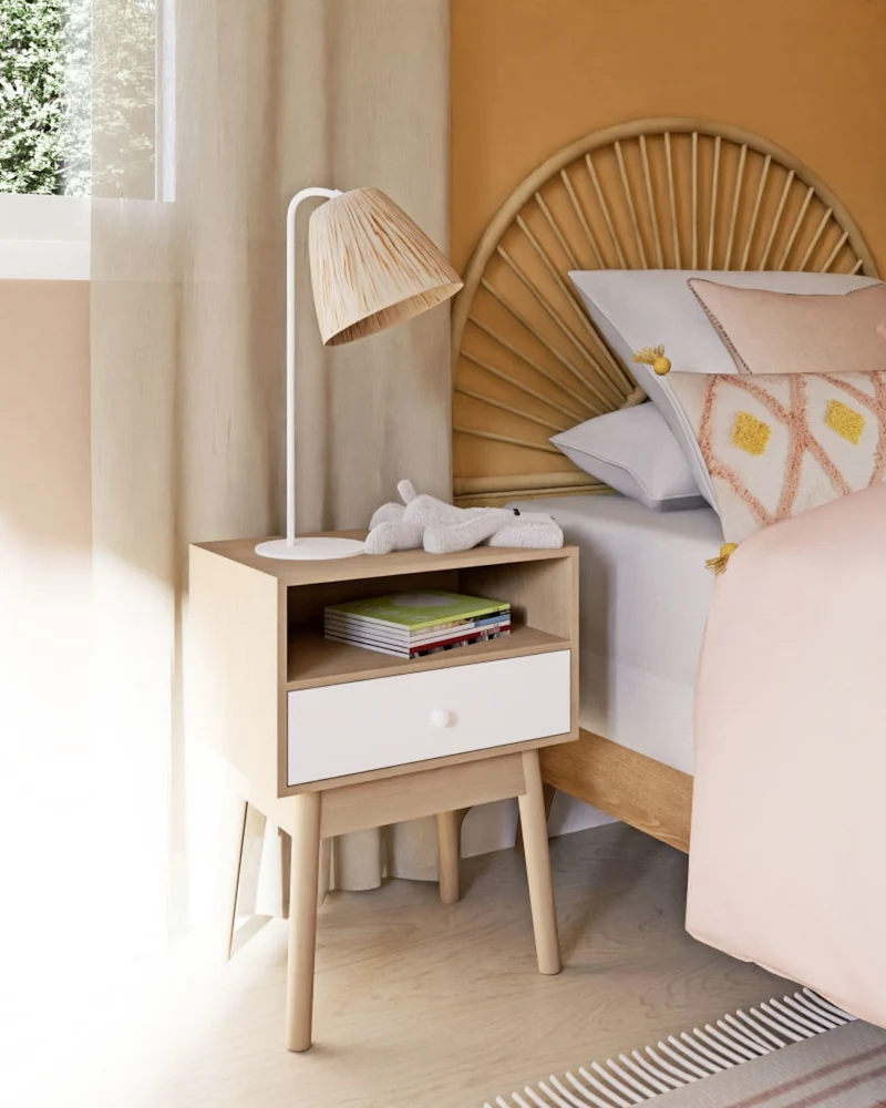 Chevet en bois et blanc, lampe à abat-jour plissé et tête de lit en rotin