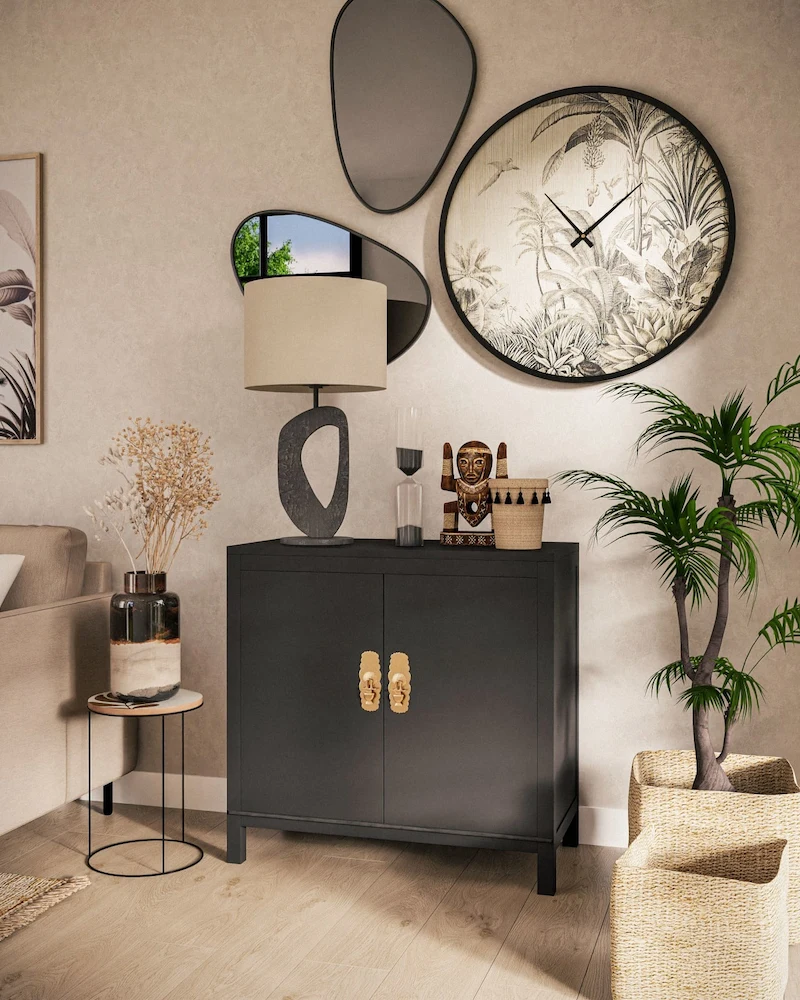 Console noire surmontée de miroirs aux formes organiques, plante et lampe sculpturale