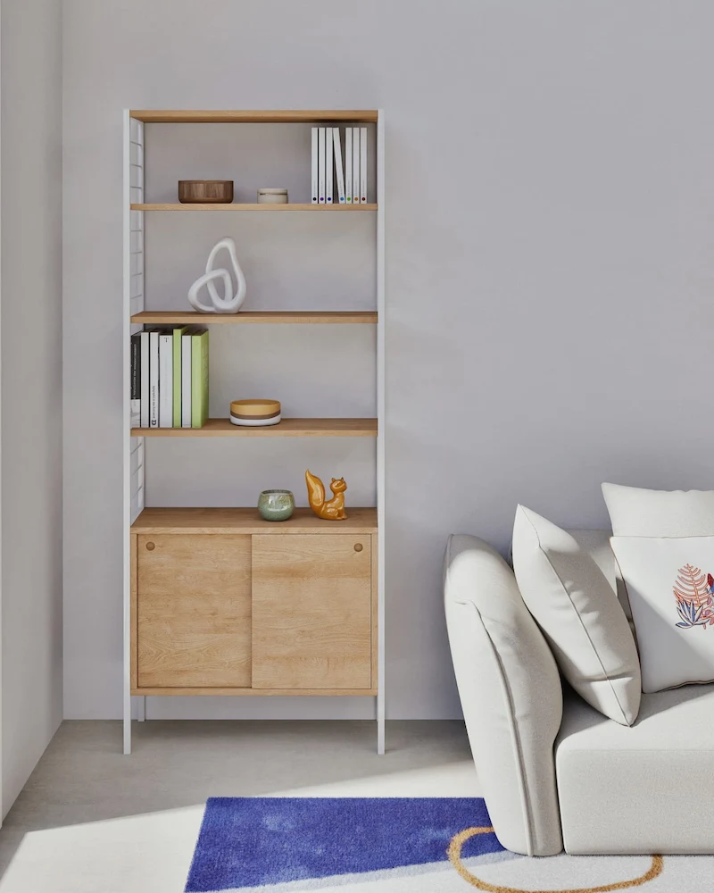 Coin bureau scandinave avec étagère en métal blanc et bois clair, fauteuil blanc et murs clairs