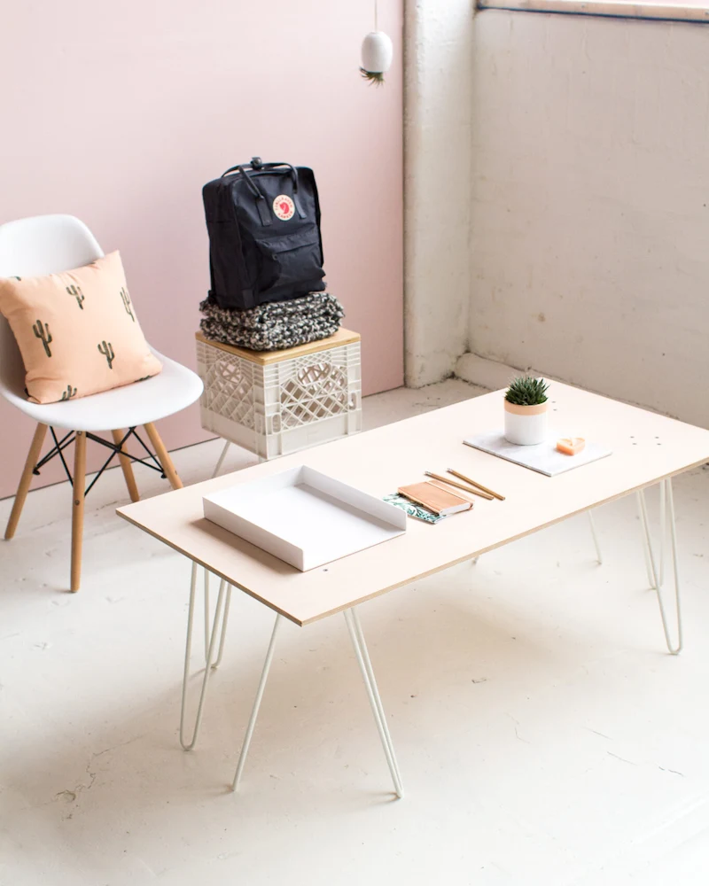 Table basse rectangulaire en contreplaqué rosé sur pieds épingle blancs