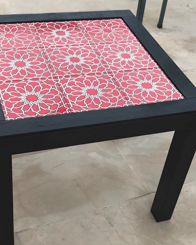 Petite table Lack noire au plateau recouvert de carreaux de ciment rouges