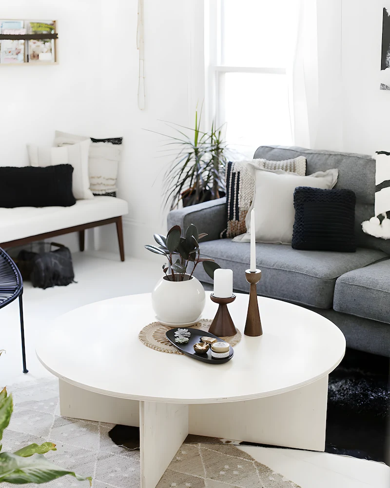 Grande table basse ronde en contreplaqué sur un piétement en croix