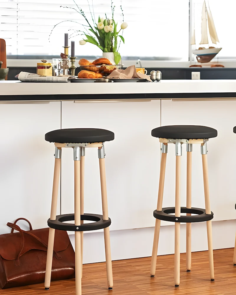 Tabouret de bar à assise rembourrée noire et pieds en manches à balai