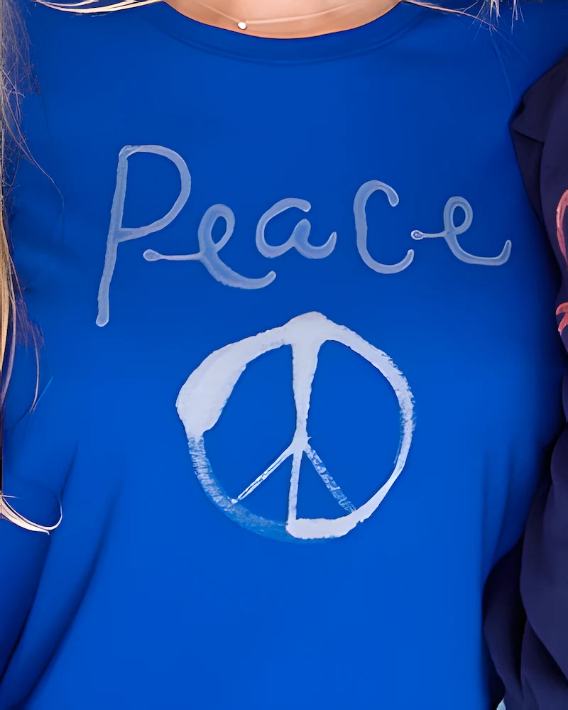 Tee-shirt bleu décoré à l'eau de Javel du mot « Peace »