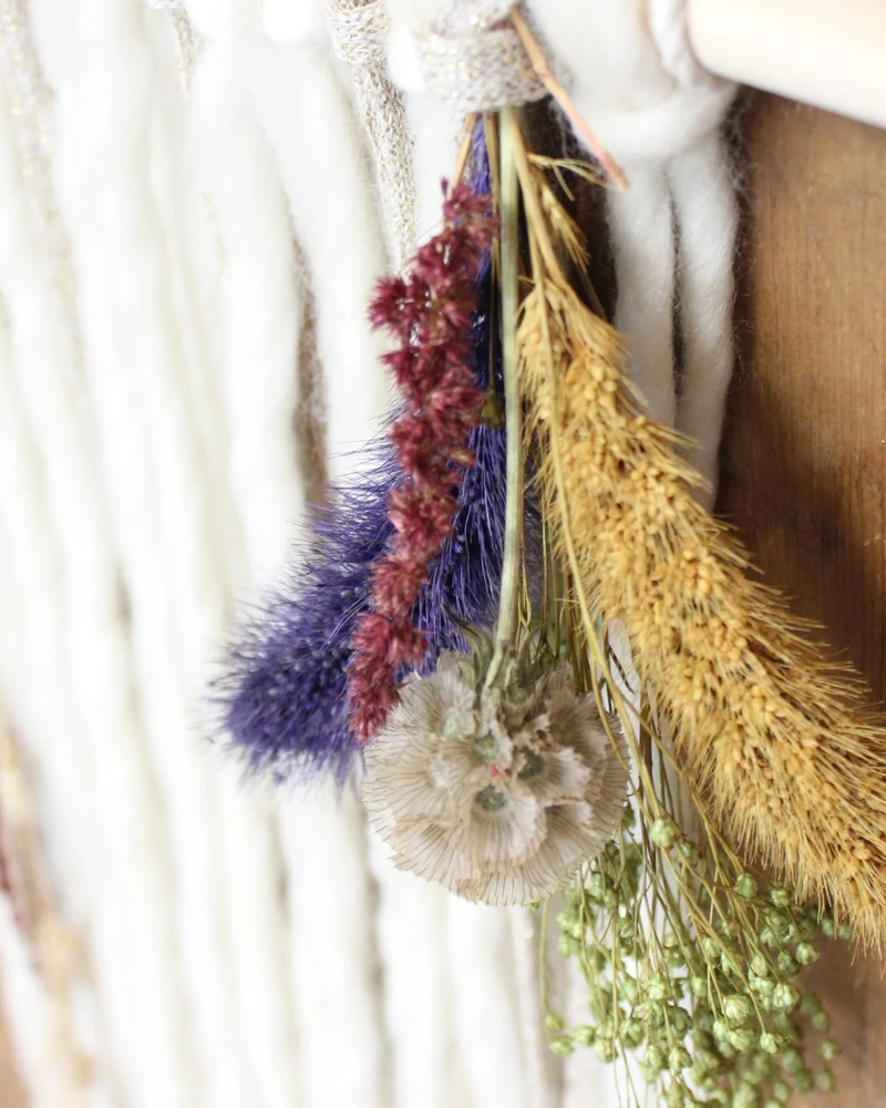 Tissage mural en grosse laine et fleurs séchées