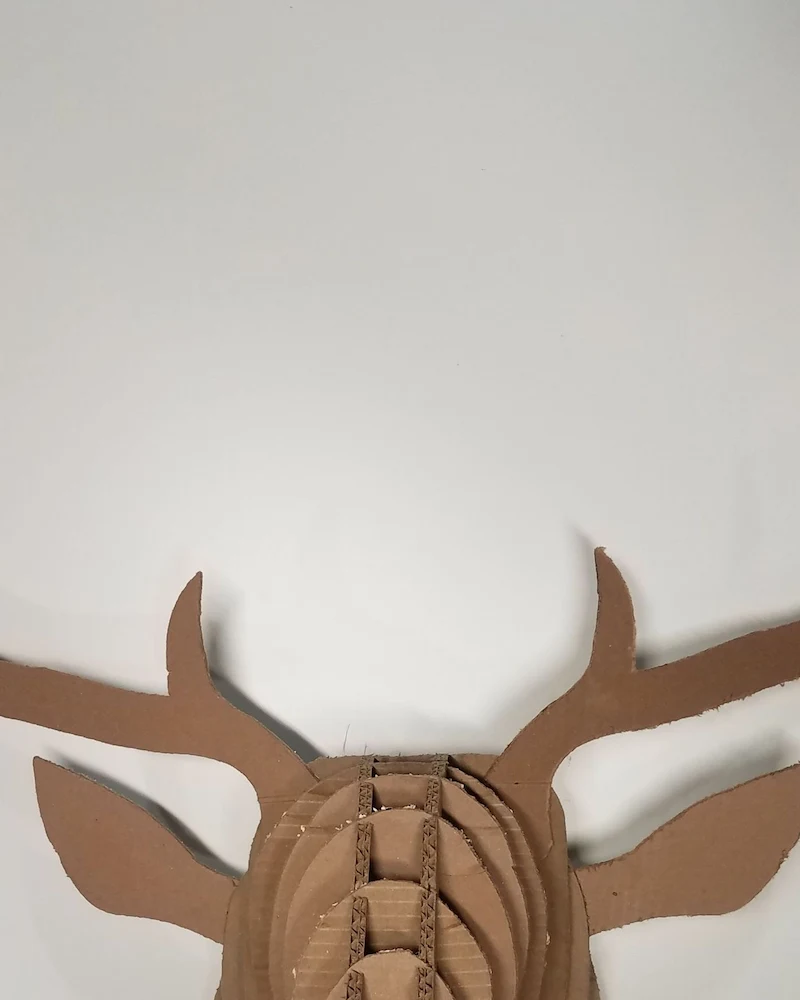 Tête de cerf en carton ondulé assemblée par tranches