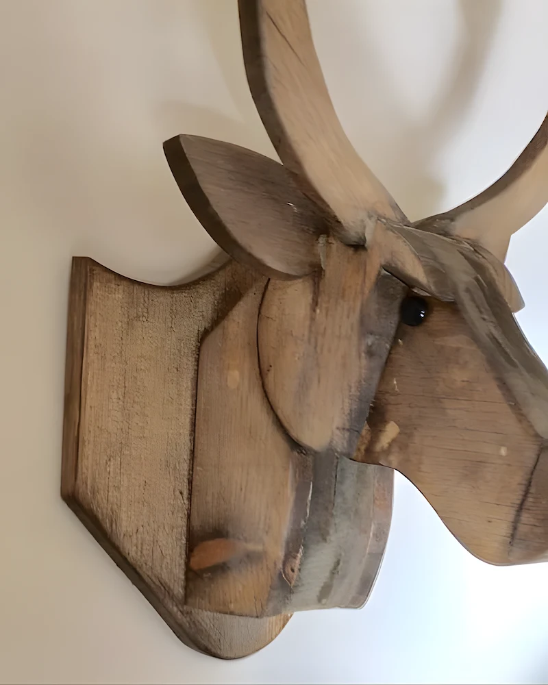 Tête de cerf en pin teinté montée sur une plaque murale