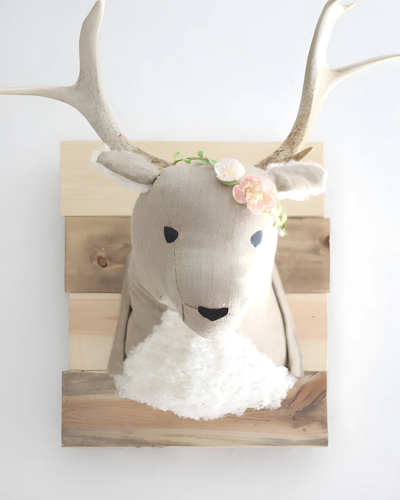 Tête de cerf en toile de jute et fausse fourrure sur plaque en bois