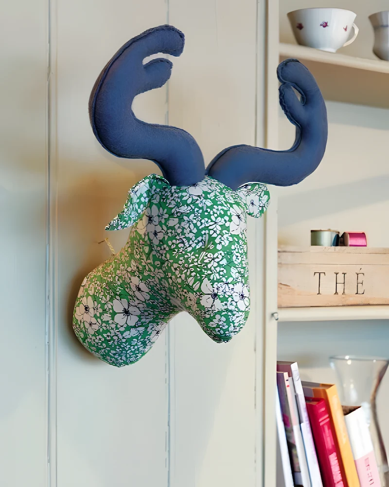 Tête de cerf en tissu fleuri avec bois en feutrine bleue
