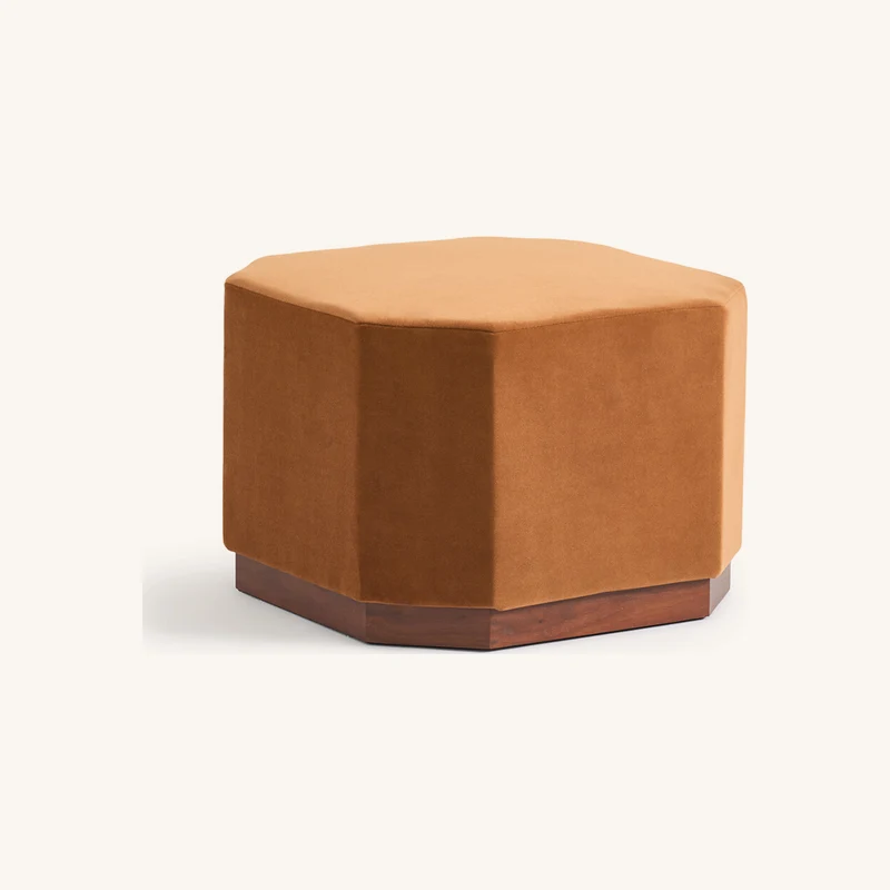 Pouf en velours, base en plaqué noyer chez La Redoute