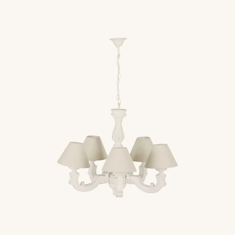 Lustre blanc effet vieilli et abat-jours beiges chez Maisons du Monde