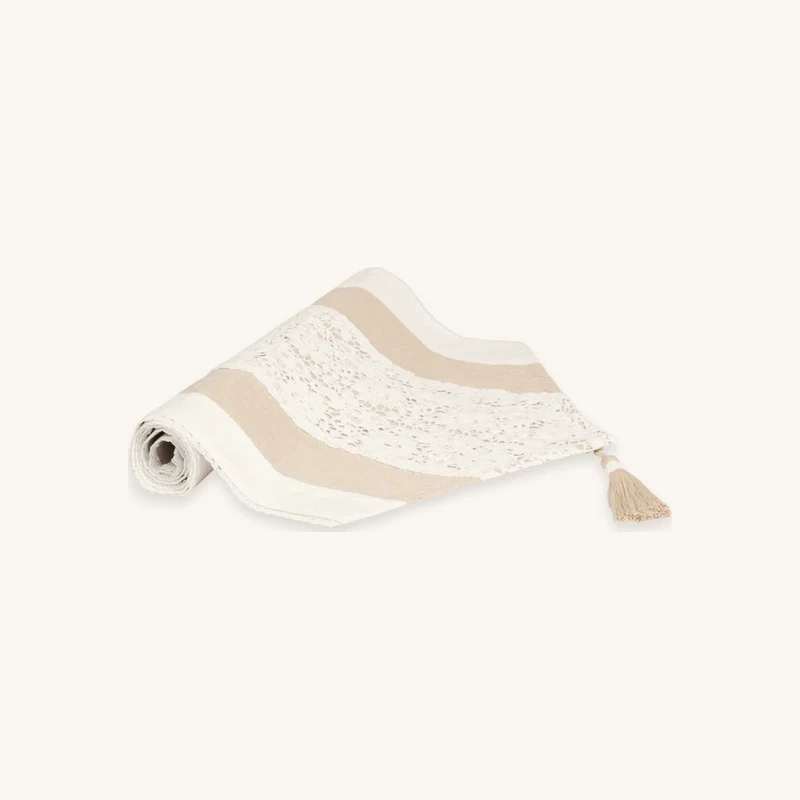 Chemin de table en coton beige avec dentelle chez Maisons du Monde