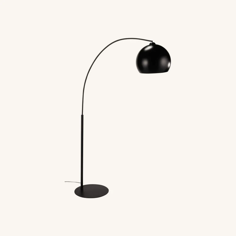Lampadaire en métal noir chez Maisons du Monde