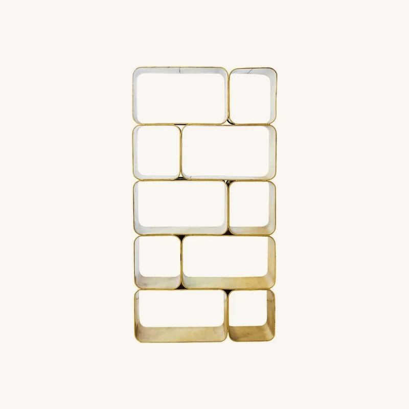 Étagère en acier finition laiton chez Maisons du Monde