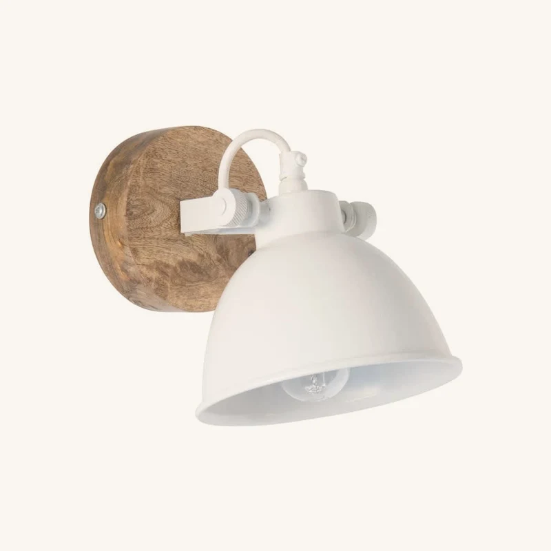 Applique en acier blanc et bois de manguier chez Maisons du Monde