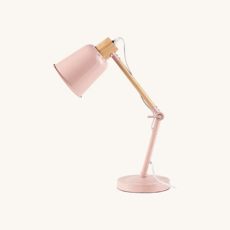 Lampe de bureau en métal rose pastel chez Maisons du Monde