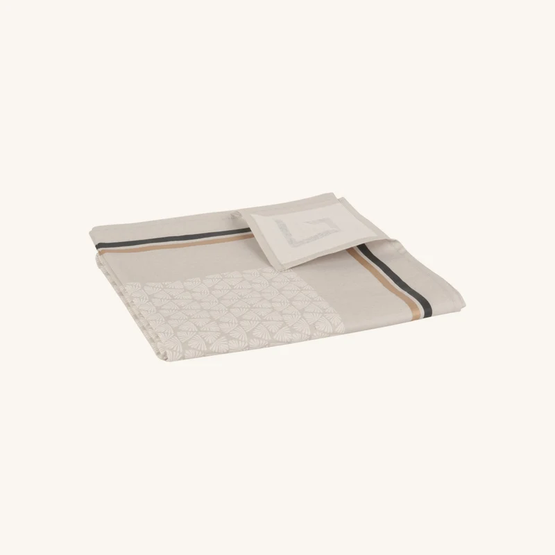 Nappe en coton enduite à motifs beiges et gris chez Maisons du Monde