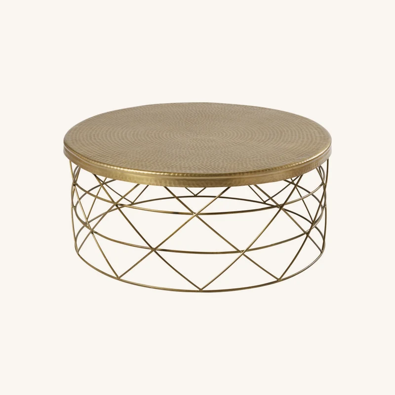 Table basse en aluminium et fer doré chez Maisons du Monde