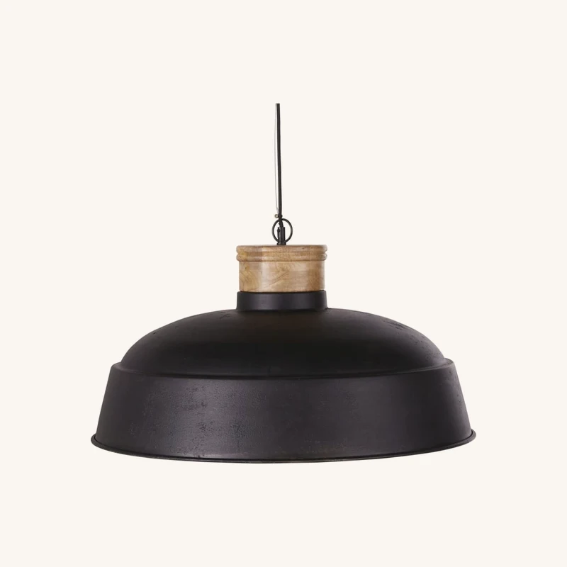 Suspension en acier noir et bois de manguier chez Maisons du Monde