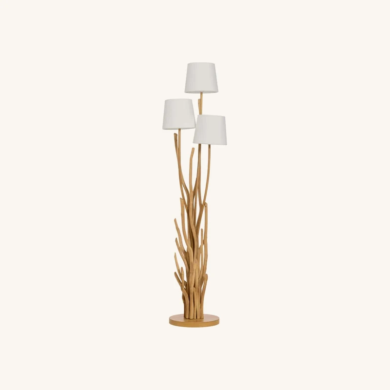 Lampadaire en bois flotté et abat-jour blanc chez Maisons du Monde