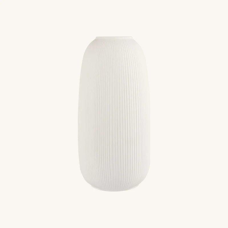 Vase en porcelaine striée blanche chez Maisons du Monde