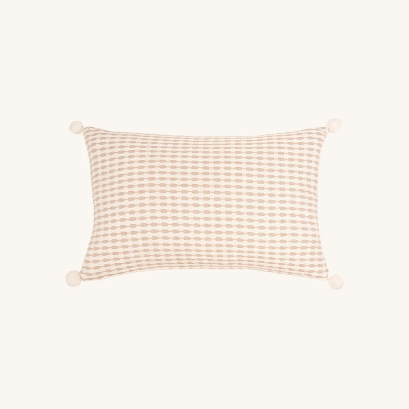 Coussin en coton texturé écru et beige chez Maisons du Monde