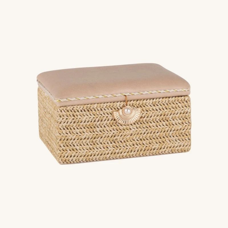 Boîte à bijoux tressée et velours beige chez Maisons du Monde
