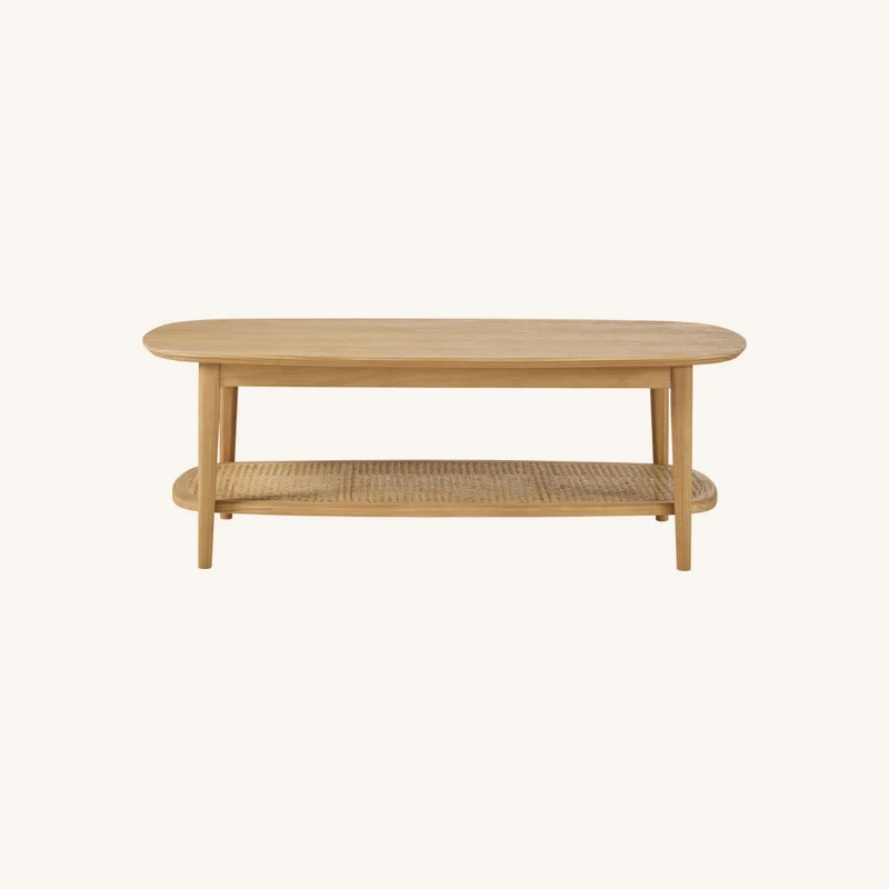 Table basse en bois de pin et cannage en rotin chez Maisons du Monde