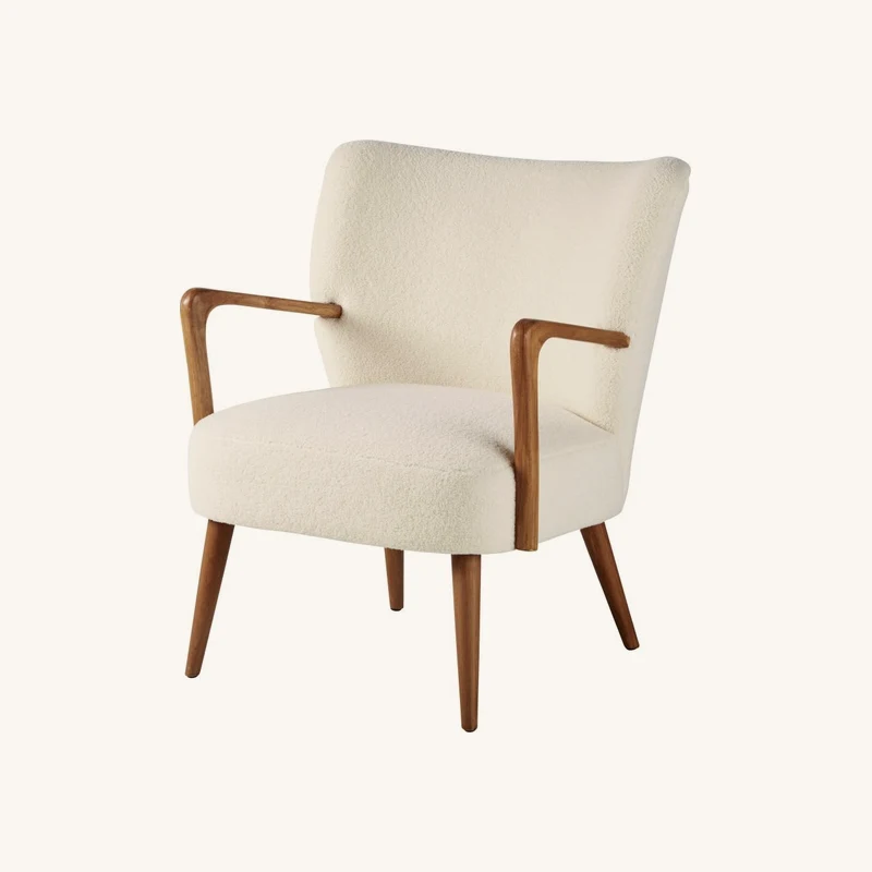 Fauteuil bouclettes blanches et bouleau massif chez Maisons du Monde