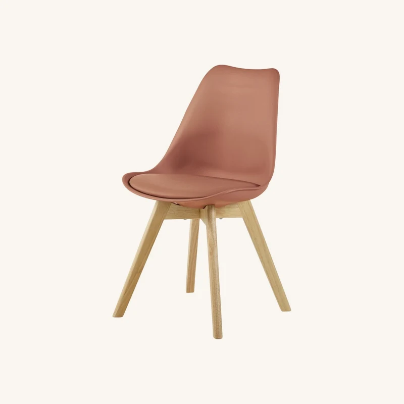 Chaise terracotta et pieds en bois d'hévéa chez Maisons du Monde