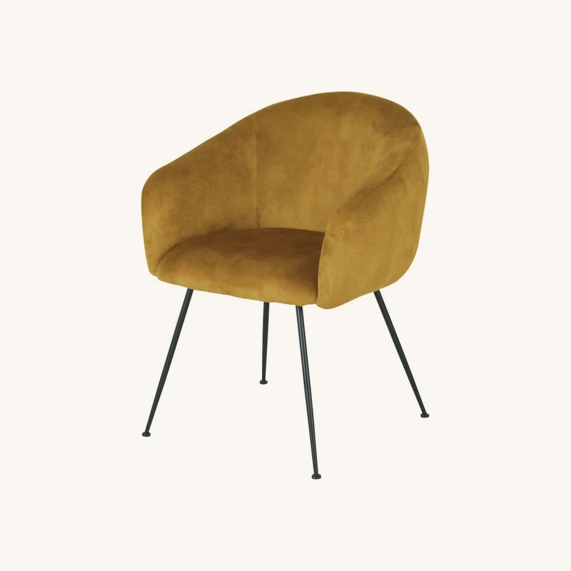 Fauteuil de table en velours ocre chez Maisons du Monde