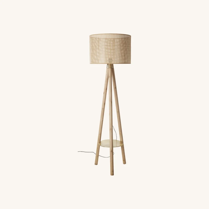 Lampadaire en bois de manguier et abat-jour chez Maisons du Monde